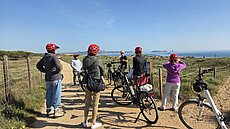 Eine Radgruppe mit Guide auf einem Küstenweg bei Pals an der Costa Brava