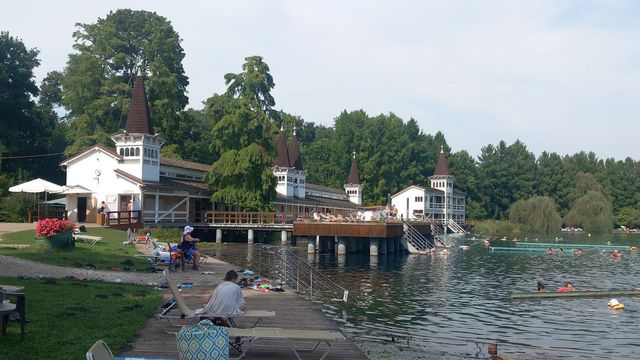 Menschen im Wasser und auf Liegestühlen