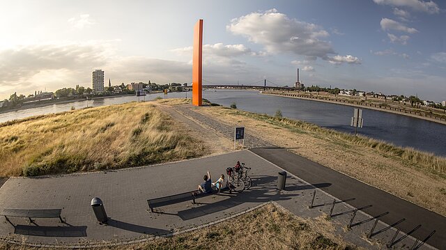 Rheinorange und Skyline von Duisburg