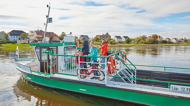 Familie mit Rädern auf Fähre