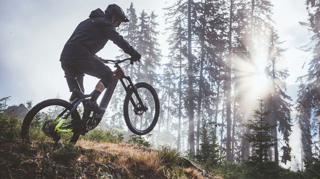 Mann auf E-Mountainbike im Gelände