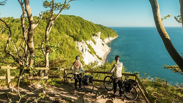 Zwei Fahrradfahrer:innen vor der Küste Dänemarks