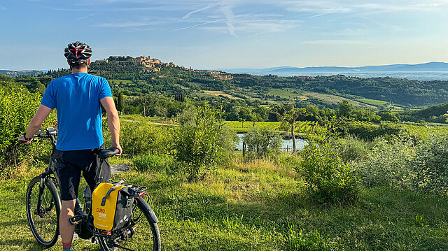 Radfahrer blickt in die Landschaft