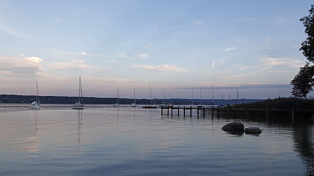 Seegelboote auf See bei Abenddämmerung