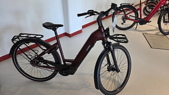 Victoria Tresalo 5 Trekking-E-Bike 2026 mit tiefem Einstieg, Gepäckträger und Bosch-Mittelmotor in Ausstellungsraum aufgenommen