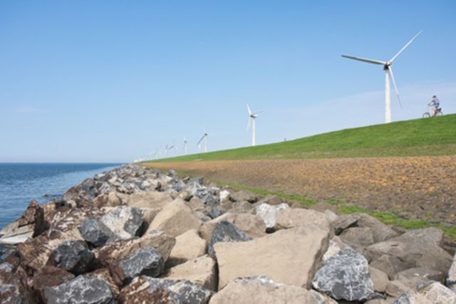 Auf dem Deich in Flevoland