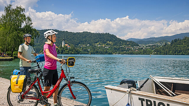 Zwei Radfahrer am See