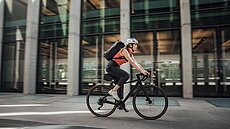 Frau mit Rucksack auf einem Fahrrad