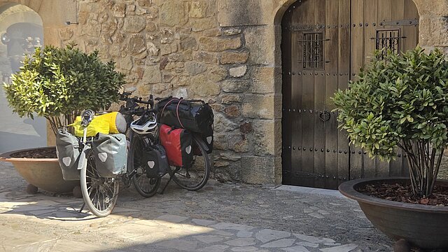 Reiserad mit Packtaschen in der historischen Altstadt von Pals
