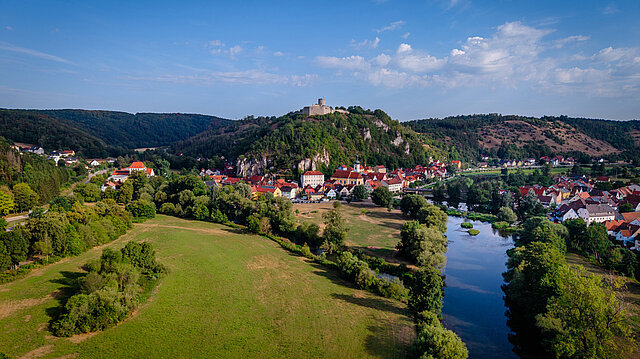 Blick auf Burgruine oben auf einem Felsvorsprung