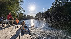 Älteres Paar mit Kindern auf einem Steg