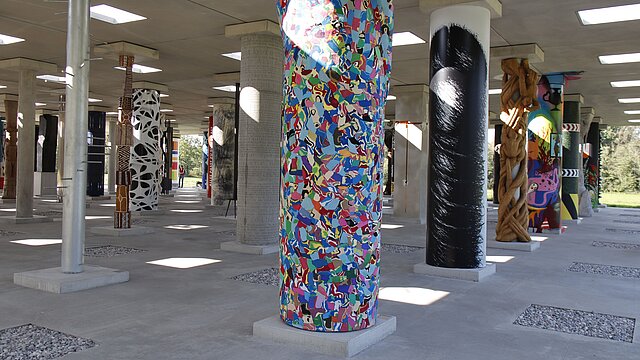 Bunte Säulen auf Beton