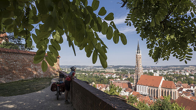 Radfahrer schaut auf Stadt mit Kirchturm