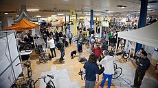 Besucher:innen auf der Messe
