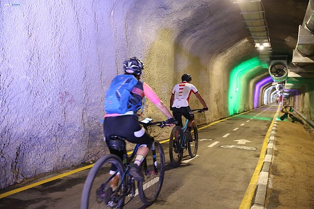 Radfahrer fahren durch den Tunnel