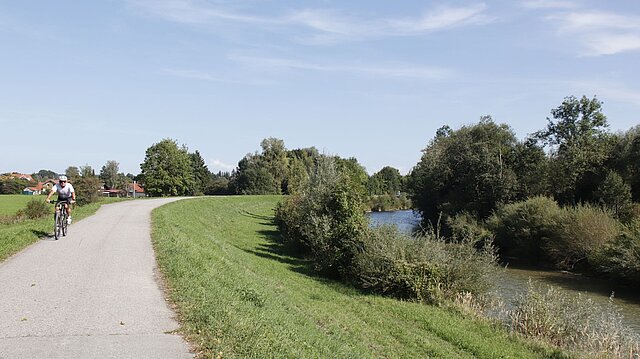Radfahrer auf Fahrrad nähe eines Flussufers