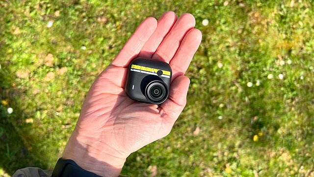 Kamera in einer Hand