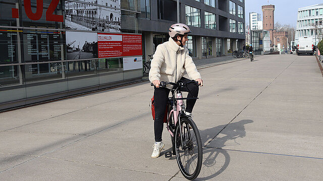 Radfahrerin auf E-Bike