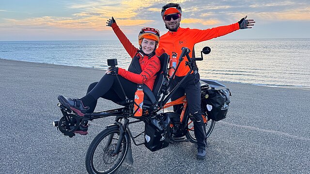 Molly Burke und Brendan Grant mit dem Tandem am Strand