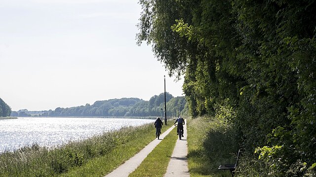 Radfahrer am Kanal